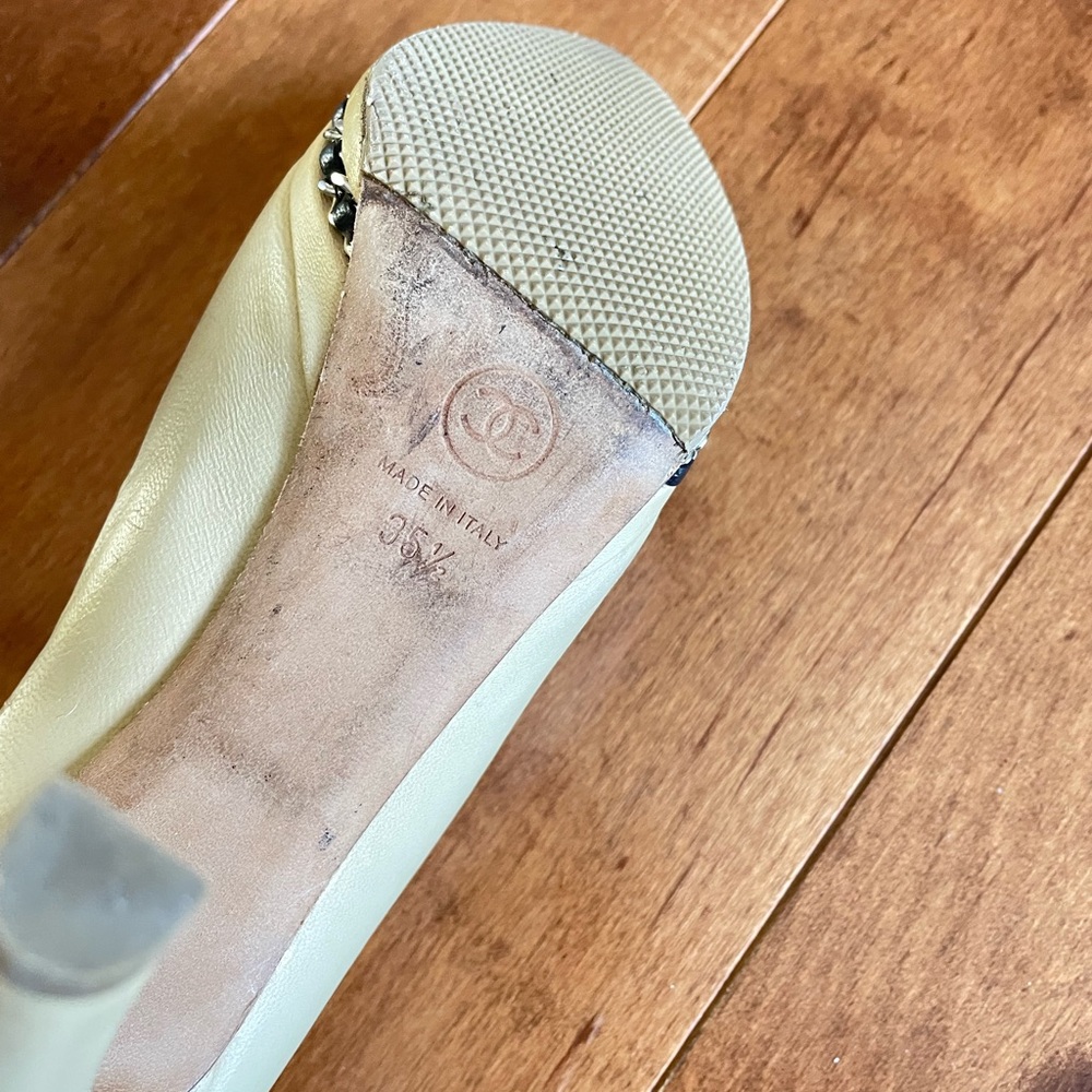 CHANEL Beige and Black Two-Tone Leather Platform Pumps - Picture 6 of 8